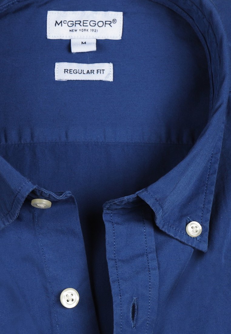 Marineblaue Hemd mit Knöpfen, klassischem Kragen, aus Baumwollstoff, normaler Passform und weißen Knopfdetails. Markenlabel innen am Kragen sichtbar.
