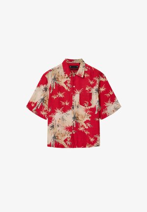 Camisa de manga corta con botones, con un patrón de tigres y bambú en rojo y beige, que incluye un bolsillo frontal y un cuello.