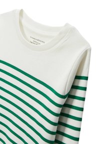 Pull en coton blanc avec des rayures horizontales vertes. Il présente un col rond et une texture douce, affichant un motif rayé classique.