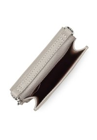 Portafoglio in pelle beige con texture aperto, che mostra il vano principale vuoto e un anello di metallo argentato in un angolo.