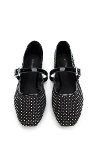 Czarne lakierowane buty typu Mary Jane z kwadratowym noskiem, teksturowana cholewka z wielokolorowymi kropkami oraz regulowanym paskiem w okolicy kostki.