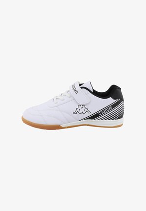 Witte sportieve schoen met een gestructureerde bovenkant, zwarte accenten en een rubberen zool. Voorzien van veters en een klittenbandsluiting voor een veilige pasvorm.