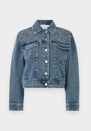 Τζιν μπουφάν με ασημένια κουμπιά, τσέπες στο στήθος και λαμπερά κεντήματα στους ώμους και το πάνω μέρος του στήθους.