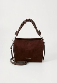 Borsa in suede marrone con manico intrecciato, forma rettangolare, tracolla regolabile e dettagli in metallo color argento. Nome del marchio visibile.