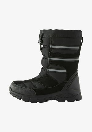 Črne izolirane zimske čevlje s sintetičnim zgornjim delom, strukturnimi paneli in gumijastim podplatom; vključujejo elastičen vezalni trak in odsevne črte.