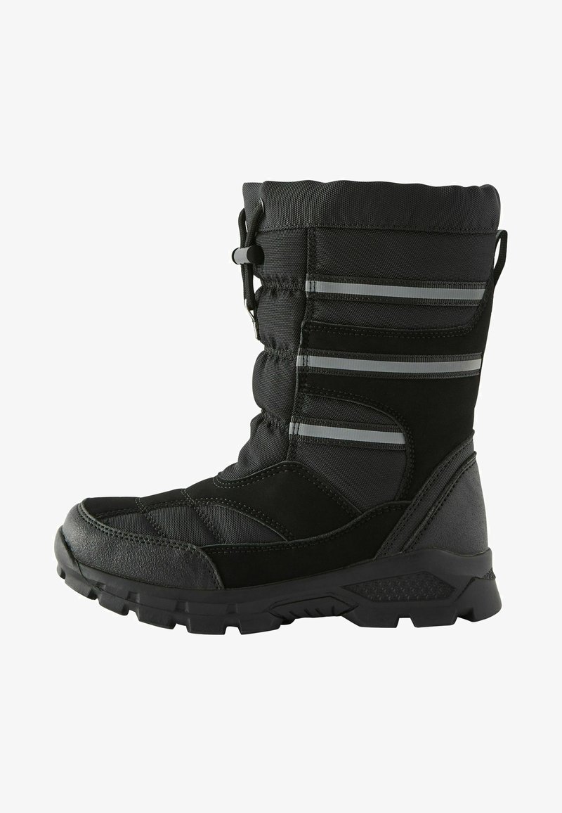 Mustat isoleeritud talvejalatsid sünteetilisest ülemisest materjalist, tekstureeritud paneelide ja kummist tallaga; omadused sisaldavad elastset nööri ja peegeldavaid triipu.