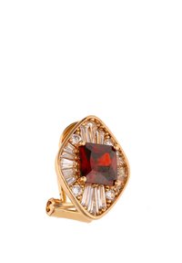 Anillo de oro con una piedra preciosa cuadrada de color rojo intenso en el centro, rodeada por piedras claras en corte baguette y redondo, dispuestas en un engaste en forma de diamante.