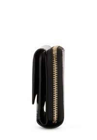 Czarny skórzany portfel z złotym zamkiem błyskawicznym, prostokątny kształt, gładka tekstura oraz smukły profil z złożonym designem.