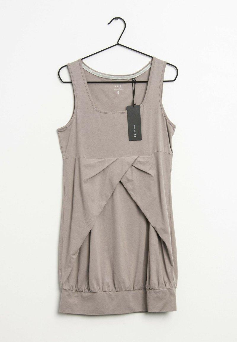 Robe sans manches marron clair longueur genou avec détail froncé à l'avant, suspendue sur un cintre noir sur fond blanc, avec une étiquette de prix noire attachée.
