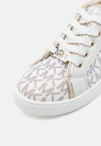 Vit sneaker med en texturerad, mönstrad läderöverdel som har en gyllene detalj. Inkluderar vita snören och en cirkulär logotypdetalj.