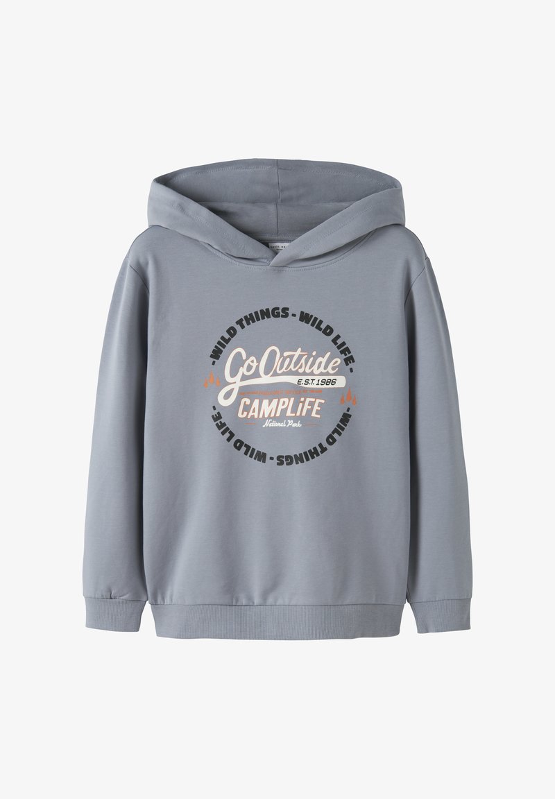 Lichtgrijze hoodie met een cirkelvormige afbeelding met de tekst "Ga naar buiten" en "CAMPLIFE", samen met de details "WILD THINGS - WILD LIFE" in het zwart.
