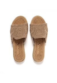 Sandalias de slide marrones con diseño estampado, con amplias correas de tela y suelas texturizadas. Talla 40 marcada en el interior. Detalles texturizados en las correas.