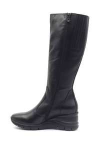 Stivale nero al ginocchio con finitura in pelle liscia, dotato di zip laterale, punta leggermente arrotondata e tacco a zeppa chunky.