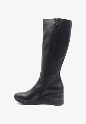 Stivale nero al ginocchio con finitura in pelle liscia, dotato di zip laterale, punta leggermente arrotondata e tacco a zeppa chunky.