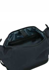 Bolso de hombro negro con cierre, forro interior azul y un compartimento interno acolchado asegurado por una correa con botón a presión.