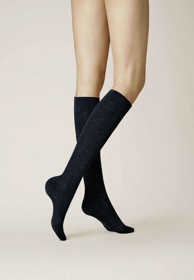 Kniehohe, dunkelblaue Socken aus strukturiertem Strickmaterial, mit einem glatten oberen Rand und einer passgenauen Ferse.
