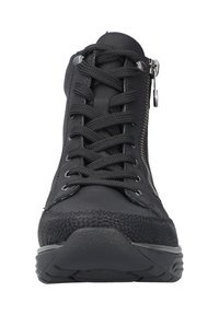 Des chaussures montantes noires présentent un mélange de cuir lisse et texturé, des lacets ronds et une fermeture éclair sur le côté pour un accès facile. Semelle en caoutchouc plate.
