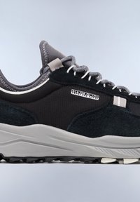 Scarpa atletica nera con accenti grigi, caratterizzata da un mix di tessuto testurizzato e suede, una suola spessa e dettagli di cucitura tono su tono.