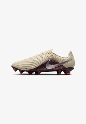 Bež i crni Nike nogometni kopački sa srebrnim logotipom, bordo uzorkovanom bočnom stranom, crvenim čepovima i tekstom "NIKE UNITED 003" na vanjskom prstu.