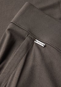 Tissu gris foncé avec une texture lisse, doté d'une taille élastique et d'une étiquette cousue portant la marque "Street One".