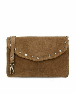 Pochette en daim marron avec des clous ronds argentés le long du bord du rabat et une sangle de poignet attachée avec un fermoir métallique.