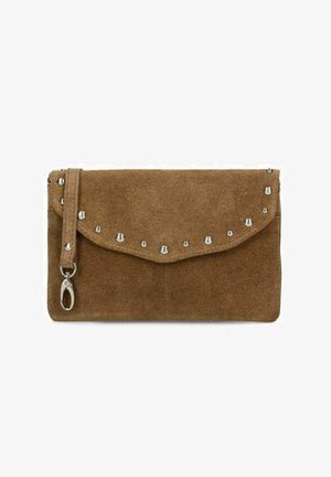 Bruine suède clutch met zilverkleurige ronde studs langs de flaprand en aangehechte polsriem met metalen gesp.