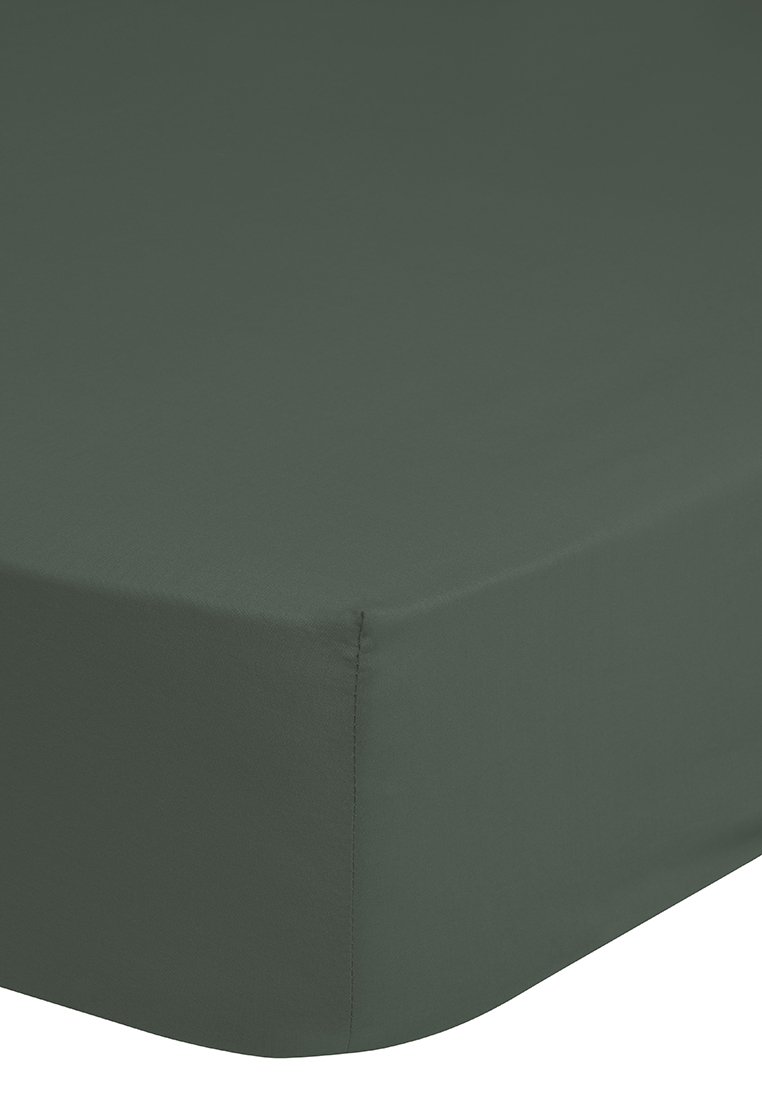 Spannbettlaken aus dunkelgrüner Baumwolle mit glatter Textur und elastischen Kanten für einen perfekten Sitz auf Matratzen.