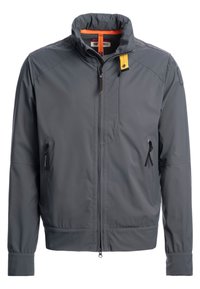 Graue Softshell-Jacke mit hohem Kragen, Frontreißverschluss, zwei seitlichen Reißverschlusstaschen und orangen Akzenten im Inneren. Leichter und strukturierter Stoff.