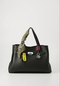 Fekete bőr táska strukturált formával, zöld mintás sállal, ezüst színű kiegészítőkkel és bordó kulcstartóval.