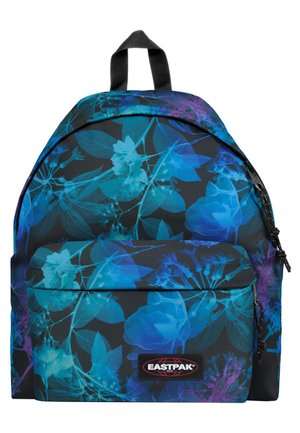 Mochila con un patrón floral en tonos de azul y púrpura sobre un fondo negro. Presenta un bolsillo frontal y un parche con el logo.