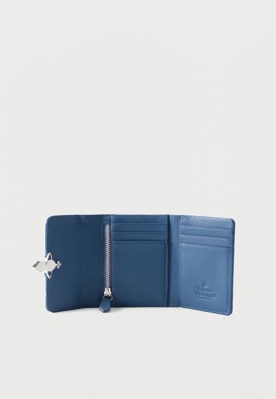 Portefeuille trifold en cuir bleu avec plusieurs emplacements pour cartes, un compartiment zippé, une fermeture métallique et un logo Vivienne Westwood embossé à l'intérieur.