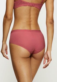 Roze katoenmix ondergoed met een soepele textuur, volledige dekking en ingewikkelde kantdetails aan de tailleband, in een klassieke snit.