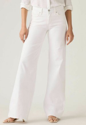 318 SHAPING TALL GLASS OF WATER - Flared Jeans - soft clean white - neutrals