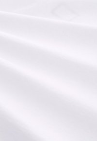 Witte katoenstof met een zachte textuur, gekenmerkt door subtiele plooien en een gelijkmatig oppervlak, ideaal voor verschillende textieltoepassingen.