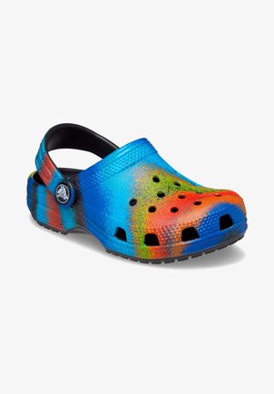 Crocs bleus colorés avec un motif dégradé orange et vert, fabriqués en matériau léger, avec des trous de ventilation et une sangle arrière.