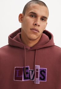 Levi's® Skateboarding SKATE HOODED UNISEX - Jersey con capucha - red mahogany/purple