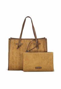 Borsa tote in suede color cuoio con stampa a coccodrillo e dettagli in pelle marrone. Include una pochette con zip coordinata. Presenta manici lunghi per il trasporto.
