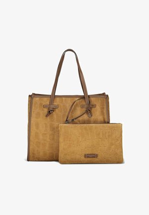 Borsa tote in suede color cuoio con stampa a coccodrillo e dettagli in pelle marrone. Include una pochette con zip coordinata. Presenta manici lunghi per il trasporto.