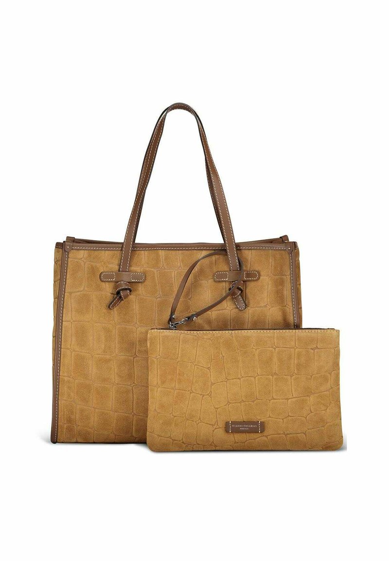 Borsa tote in suede color cuoio con stampa a coccodrillo e dettagli in pelle marrone. Include una pochette con zip coordinata. Presenta manici lunghi per il trasporto.