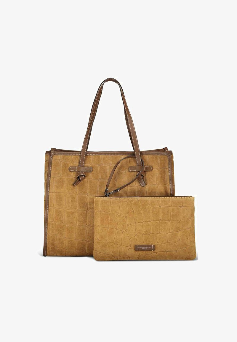 Sac fourre-tout en suède beige avec motif crocodile et accents en cuir marron. Inclus une pochette zippée assortie. Dispose de longues poignées pour le transport.