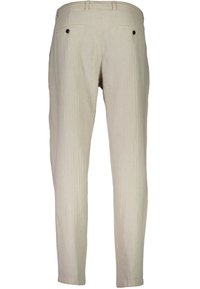 Pantalon beige à jambes droites avec poches arrière à boutons et passants de ceinture, montré de dos sur fond blanc.