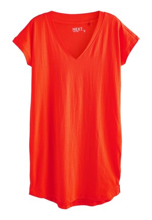Camiseta de manga corta color naranja brillante con escote en V, dobladillo ligeramente curvado y una pequeña abertura lateral sobre fondo blanco.