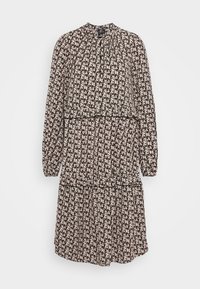 Černé šaty s květinovým vzorem v bílé barvě, s vysokým výstřihem, dlouhými rukávy, stupňovitým designem a nařasenými detaily v oblasti živůtku.