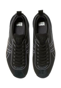 Černé tenisky s textilním svrškem, bílým prošíváním a gumovou podrážkou. Mají černou semišovou špičku a poutko na patě.