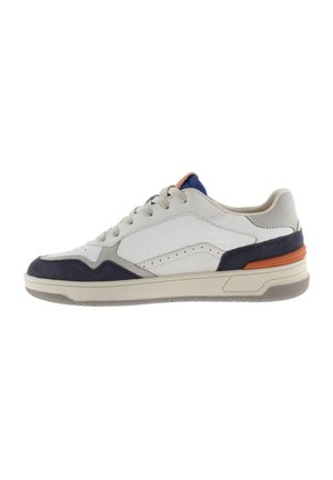 Sneaker in pelle bianca con accenti in suede blu navy, dettagli arancioni sul tallone e suola in gomma testurizzata. Presenta lacci tondi e perforazioni.