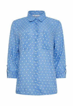 Camisa de botones azul claro con patrones rectangulares blancos, mangas largas, dos bolsillos en el pecho y un cuello redondeado.