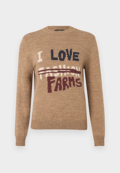 Rjavi pulover z okrolim izrezom, na katerem je napis "I LOVE FA" z enojno črto čez in "FARMS" v kontrastnih temnih barvah. Robovi z rebrastim tkanjem na manšetah in spodnjem robu.