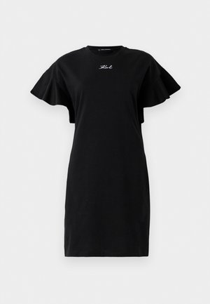 Vestido negro hasta la rodilla con mangas cortas y anchas con volantes y bordado en blanco que dice "Karl" en el pecho.