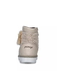 Stivaletto beige con tomaia in tessuto morbido, dettagli in pelle liscia, chiusura con zip sul retro, suola in gomma bianca e morbido pelo laterale.