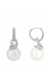 Pendientes de gota de perla blanca con un acento plateado que incluye pequeñas piedras transparentes, un diseño de bucle y un acabado pulido.